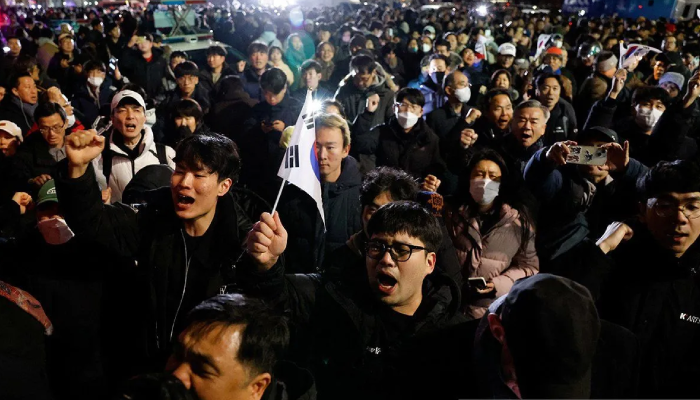 Masyarakat menggelar unjuk rasa menolak pemberlakuan darurat militer yang diumumkan Presiden Korea Selatan Yoon Suk Yeol, Rabu (4/12).