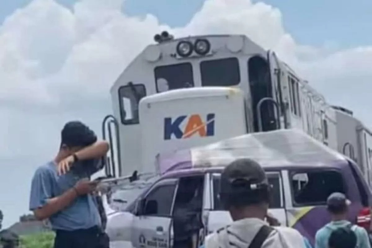 Kecelakaan antara mobil ambulans dan kereta api di pelintasan sebidang tidak terjaga tepatnya di jalan Ngujang-Kecamatan Kras, Kabupaten Kediri.