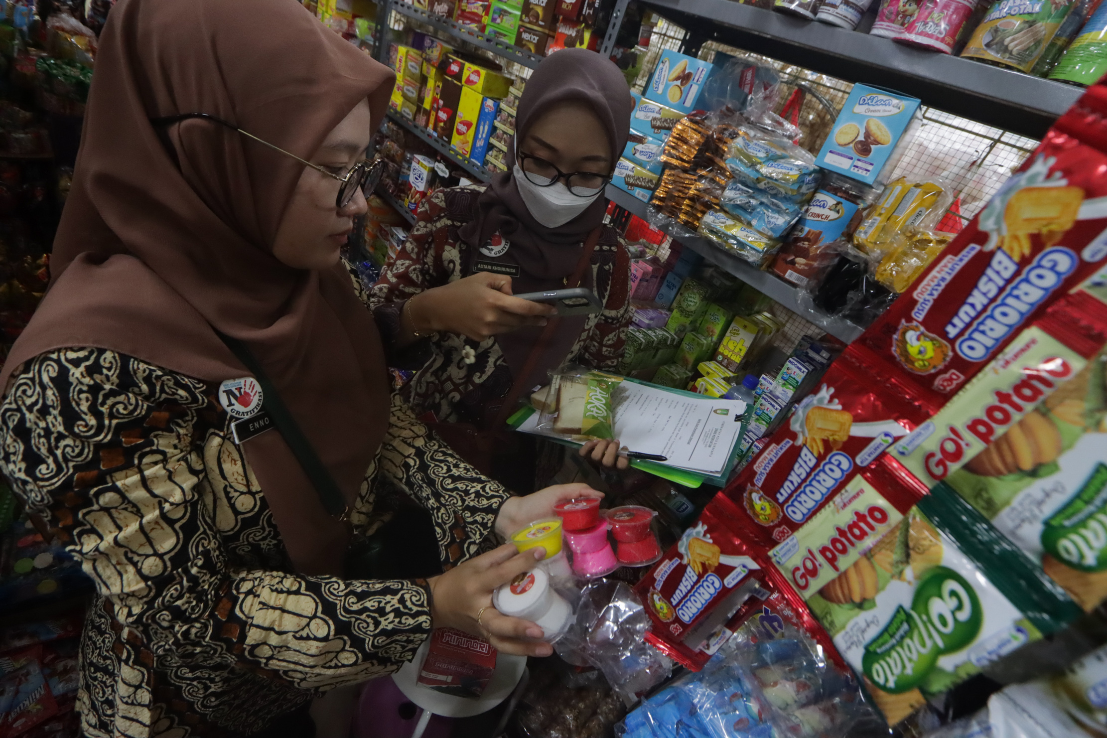 Sidak produk makanan kemasan di salah satu toko di Solo,&nbsp;Kamis (5/12/2024)