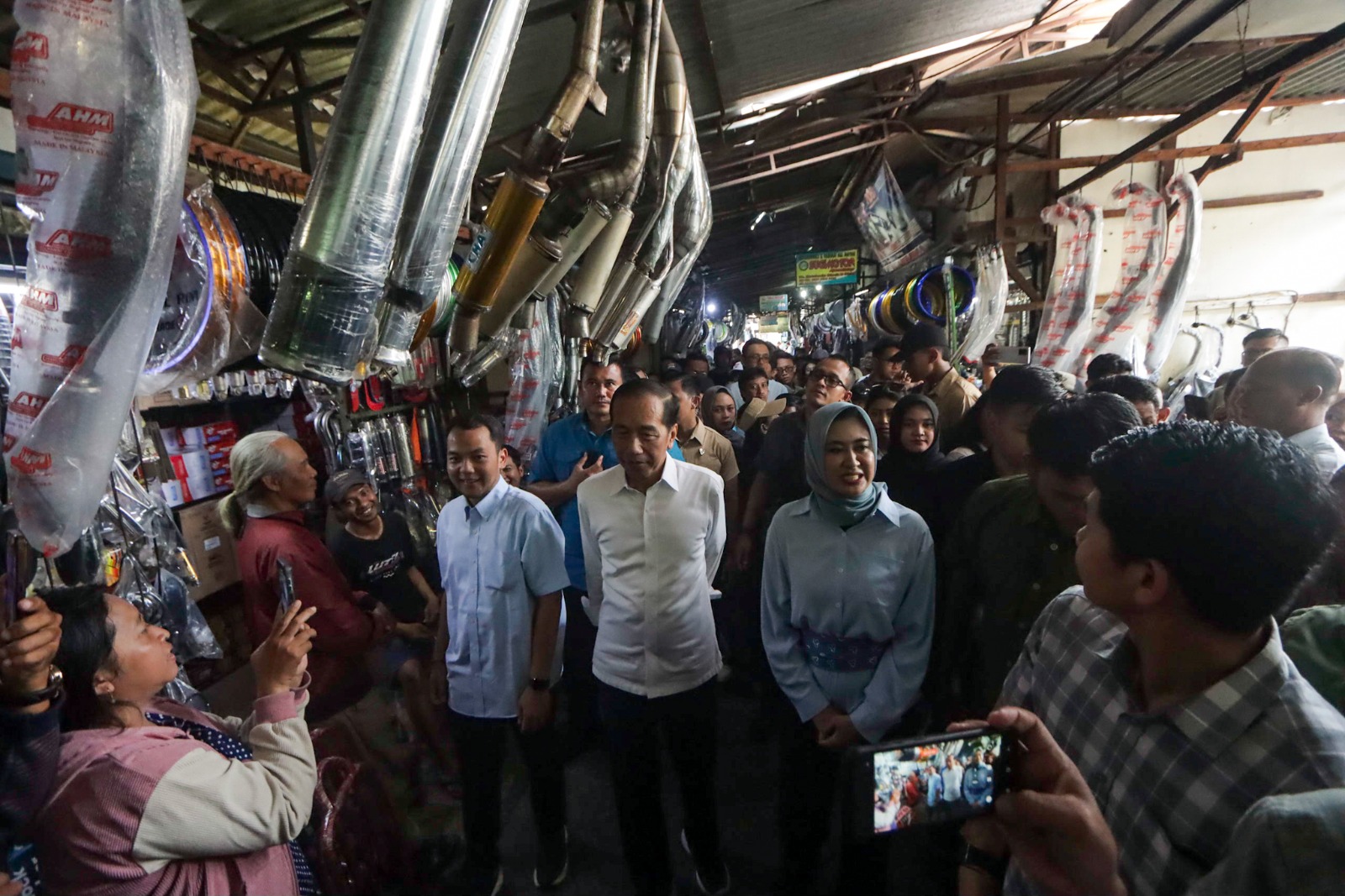 Presiden ke-7 RI Joko Widodo bersama Respati-Astrid mengunjungi Pasar Notoharjo, belum lama ini.
