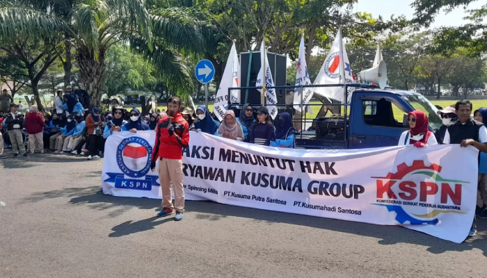 Karyawan pabrik tekstil PT Kusuma hadi Group gelar aksi di depan kantor bupati Karanganyar, Rabu (5/6/2024) lalu.