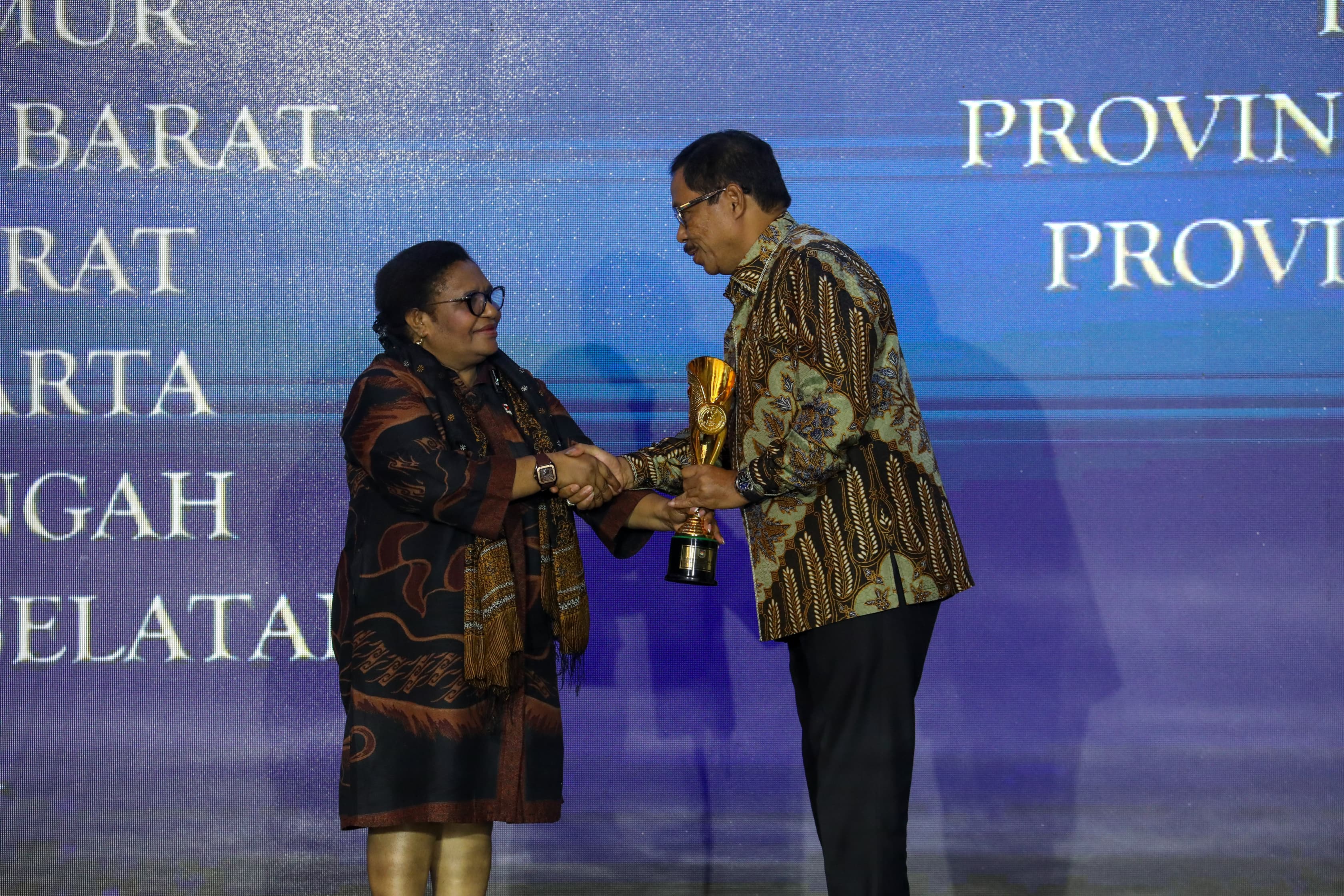 Wakil Menteri Dalam Negeri Ribka Haluk serahkan penghargaan kepada Pj Gubernur Jateng Nana Sudjana dalam ajang Innovative Government Award 2024 di Hotel Mercure Mirama, Surabaya, Kamis (5/12/2024).