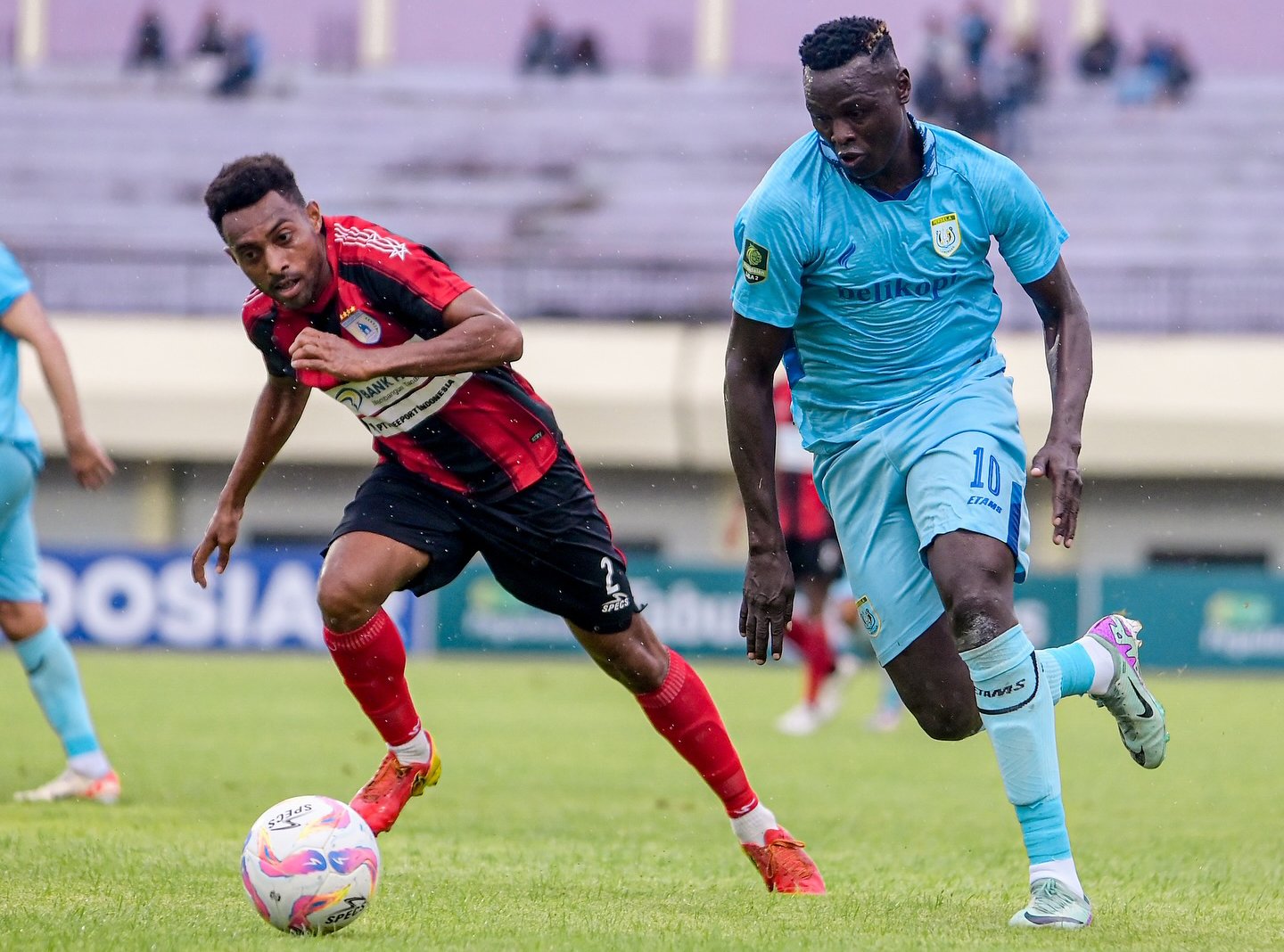 Laga Persela Lamongan melawan Persipura Jayapura di laga Liga 2.