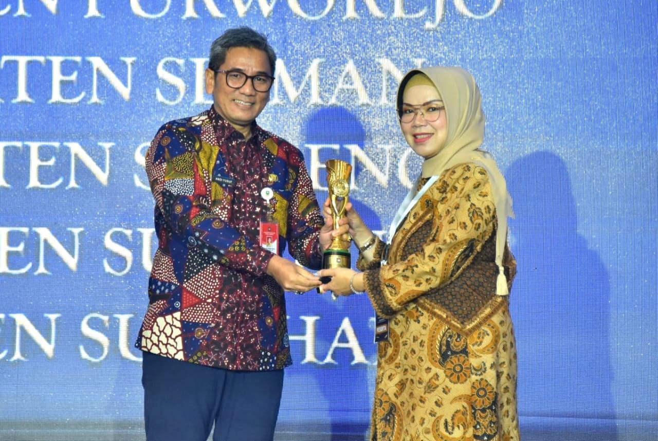 Bupati Sukoharjo Etik Suryani menerima penghargaan IGA 2024 dari Kemendagri di Surabaya, Kamis (5/12).