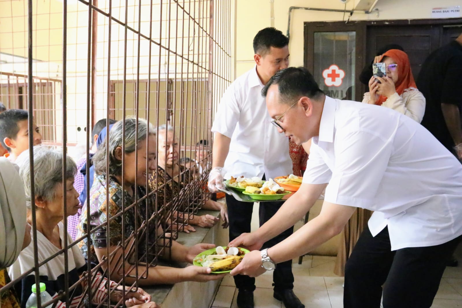 General Manager Lorin Group Solo Heri Haryosa berbagi menu ala hotel di Griya PMI Peduli, Kamis (5/12/2024)