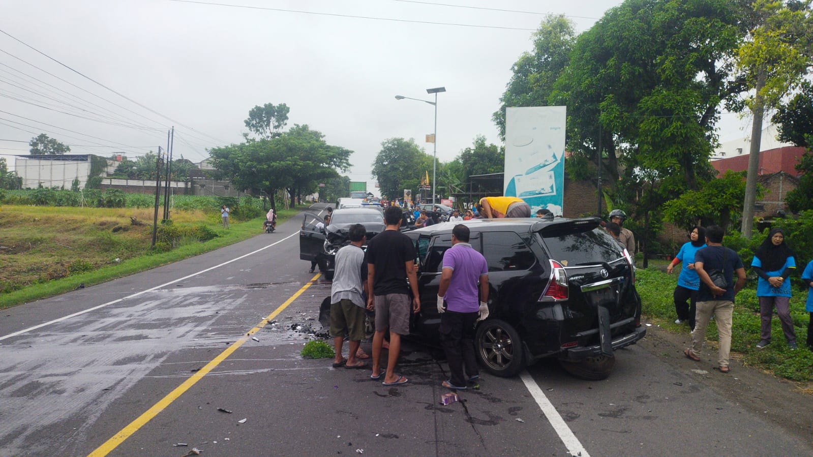 Kondisi salah satu mobil yang terlibat laka karambol di Jalan Raya Ngawi-Sragen depan SMAN 1 Sambungmacan, Jumat (6/12/2024). (Ahmad Khairudin/Radar Solo)
