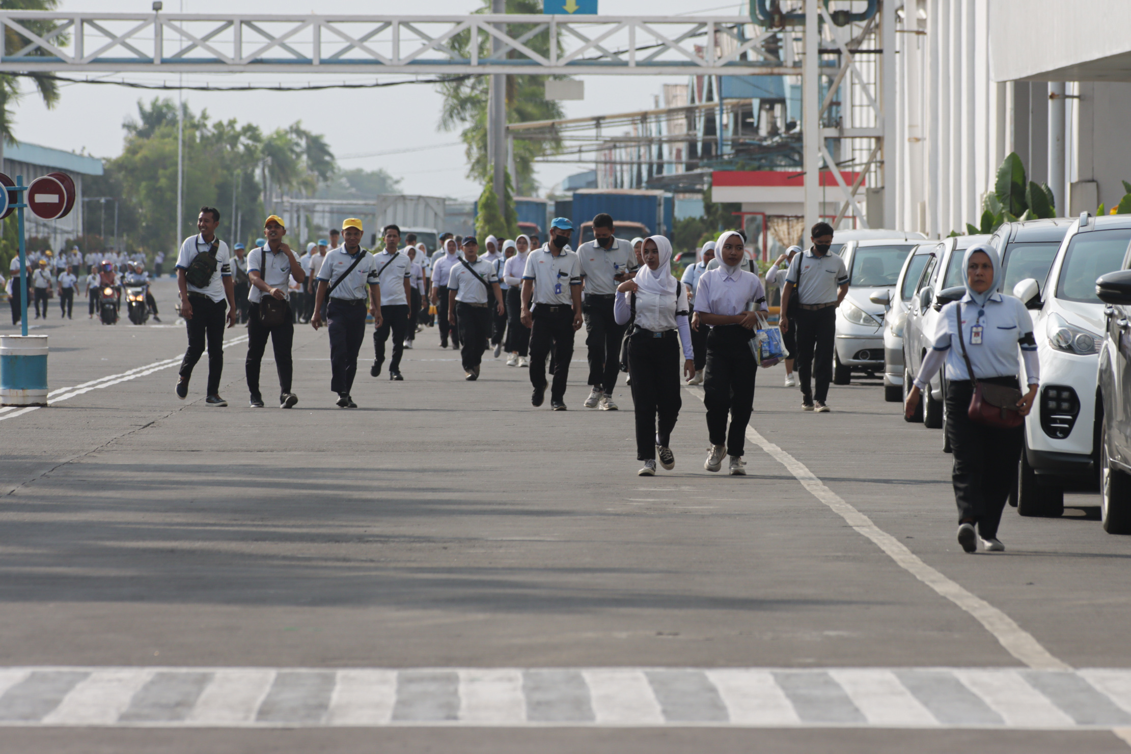 Karyawan PT Sritex Sukoharjo masuk kerja (M Ihsan/Radar Solo)