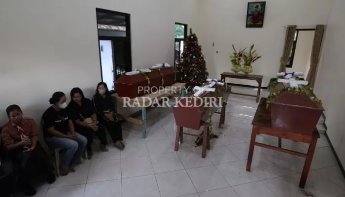 Kerabat dan sahabat berdatangan ke gereja tempat jenazah Agus beserta istri dan anaknya disemayamkan sebelum dimakamkan di tempa pemakaman umum Desa Pandantoyo, Ngancar, Kediri.