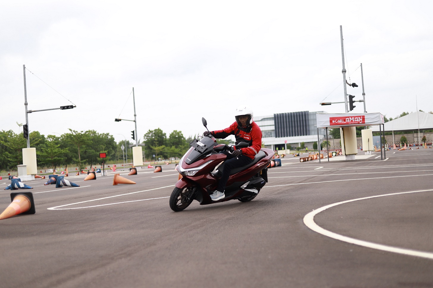 Skutik premium ini dilengkapi dengan mesin 160cc 4 katup enhanced Smart Power plus (eSP+) yang lebih bertenaga dan berpendingin cairan.