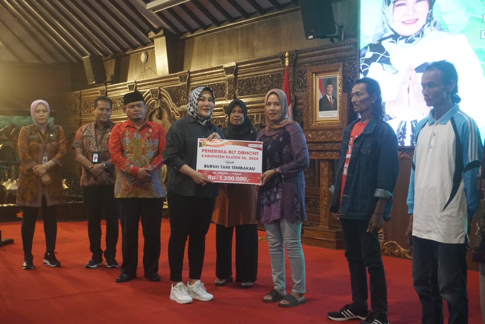 Bupati Klaten Sri Mulyani serahkanBLT DBHCHT secara simbolis kepada para penerima di Pendapa Pemkab Klaten, Jumat (6/12/2024).