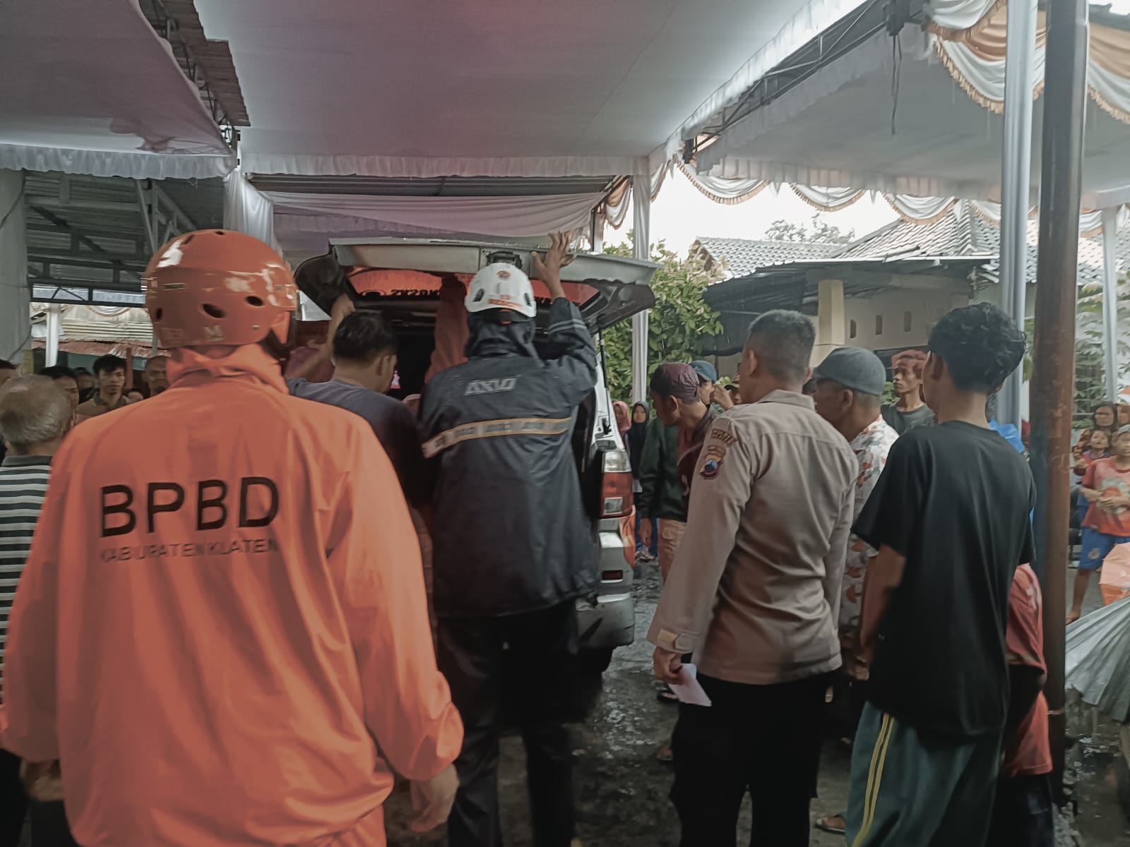 Mobil ambulans yang membawa jenazah ANI tiba di rumah duka di Kecamatan Trucuk, Klaten, Jumat (6/12/2024).