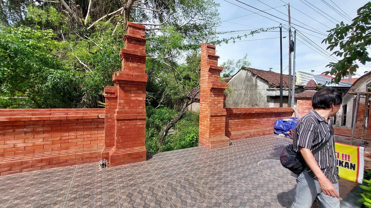 Gapura di kompleks makam Kaman Hindu, Kelurahan Siswodipuran, Kecamatan/Kabupaten Boyolali.