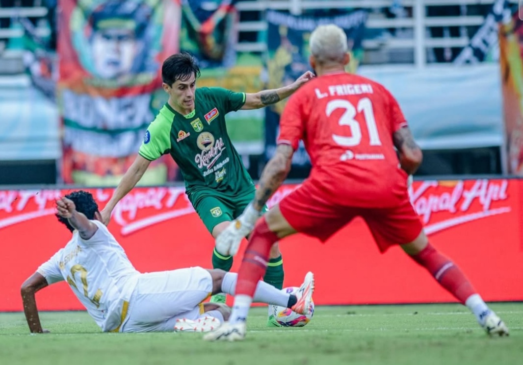 Persebaya Surabay melawan Arema FC di Stadion Gelora Bung Tomo (7/12/2024).