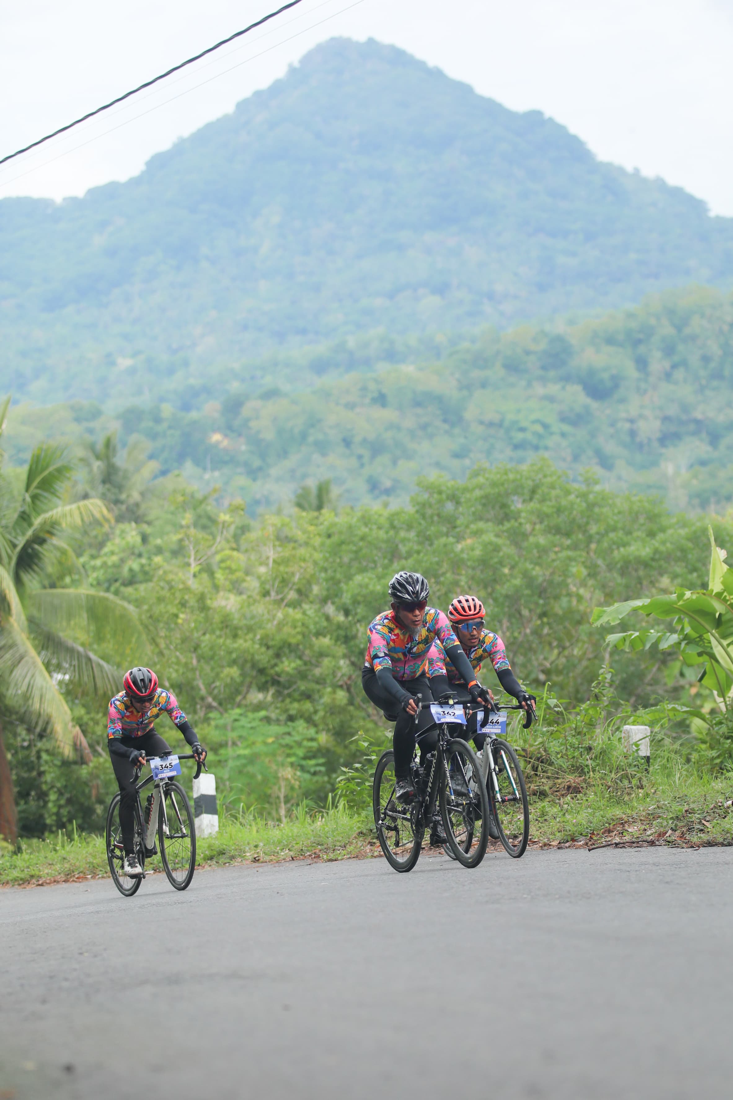 Sekda Provinsi Jateng Sumarno (depan) mengikuti Tour de Borobudur XXIV 2024, Sabtu (7/12).