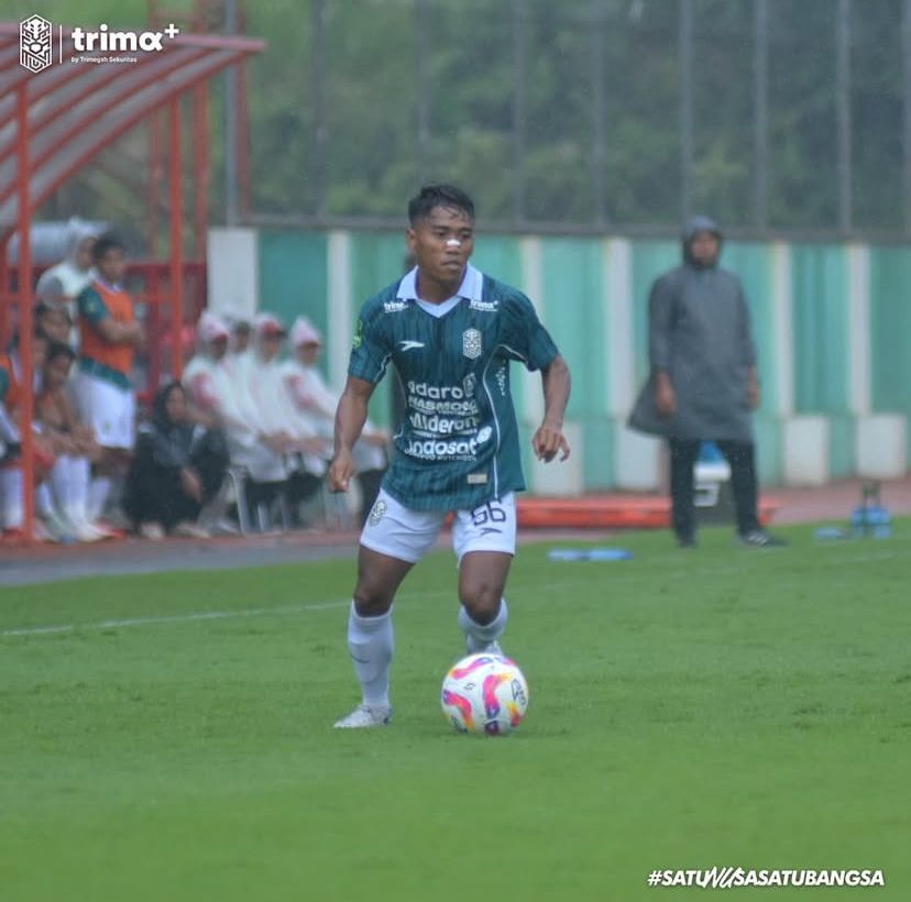 Gelandang Nusantara United Irfan Afghoni saat membela Nusantara United lawan Persikas Subang, Minggu&nbsp;(8/12).