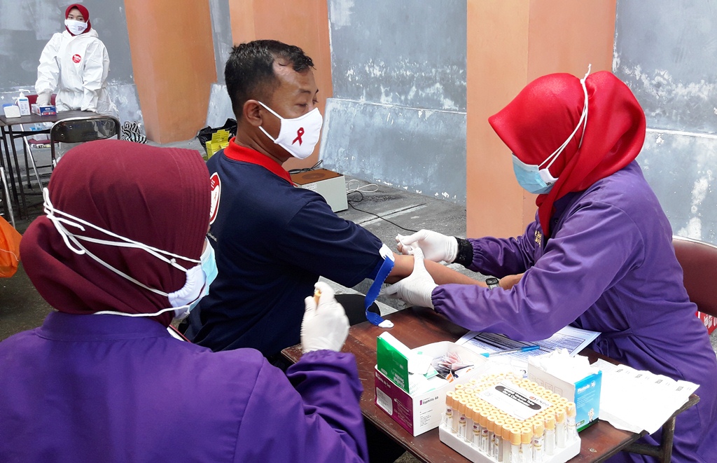 Pemeriksaan kesehatan dalam rangka memperingati Hari Aids Sedunia di Karanganyar. (Rudi Hartono/Radar Solo)