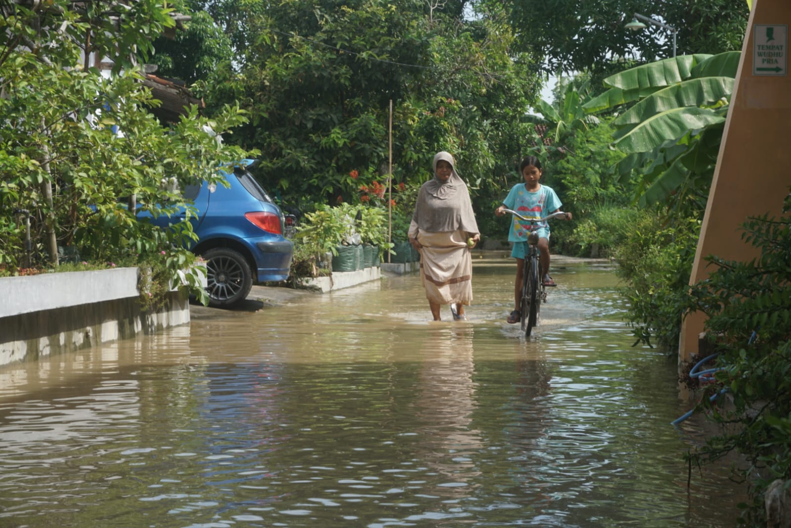 Kondisi genangan air di jalan kampung Desa Kragilan, Kecamatan Gantiwarno, Klaten, Minggu (8/12/2024). (Angga Purenda/Radar Solo)