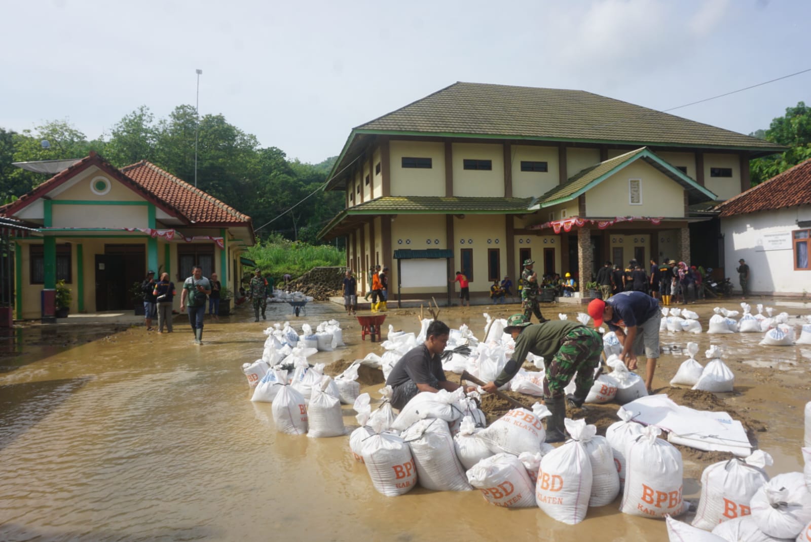 Kondisi halaman kantor Desa Kragilan, Kecamatan Gantiwarno, Klaten yang terendam banjir, Minggu (8/12/2024). (Angga Purenda/Radar Solo)