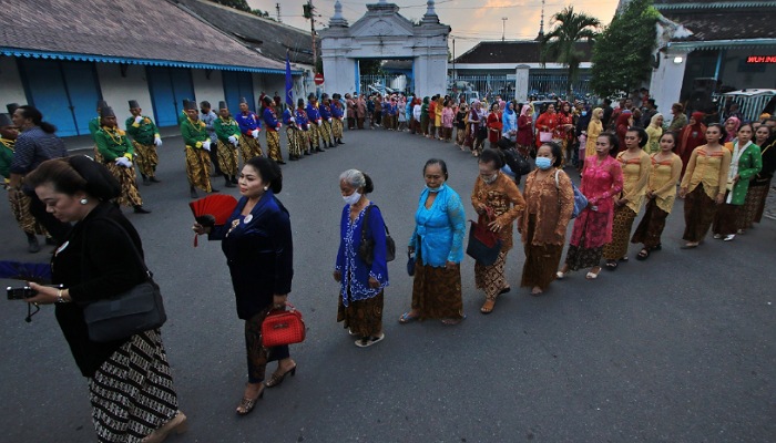 Ibu-ibu mengenakan kebaya di kompleks Keraton Kasunanan Surakarta.