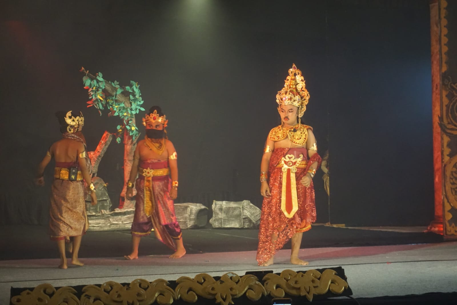 Salah satu peserta tampil di Festival Ketoprak Pelajar di Klaten, Minggu (8/12/2024). (Angga Purenda/Radar Solo)