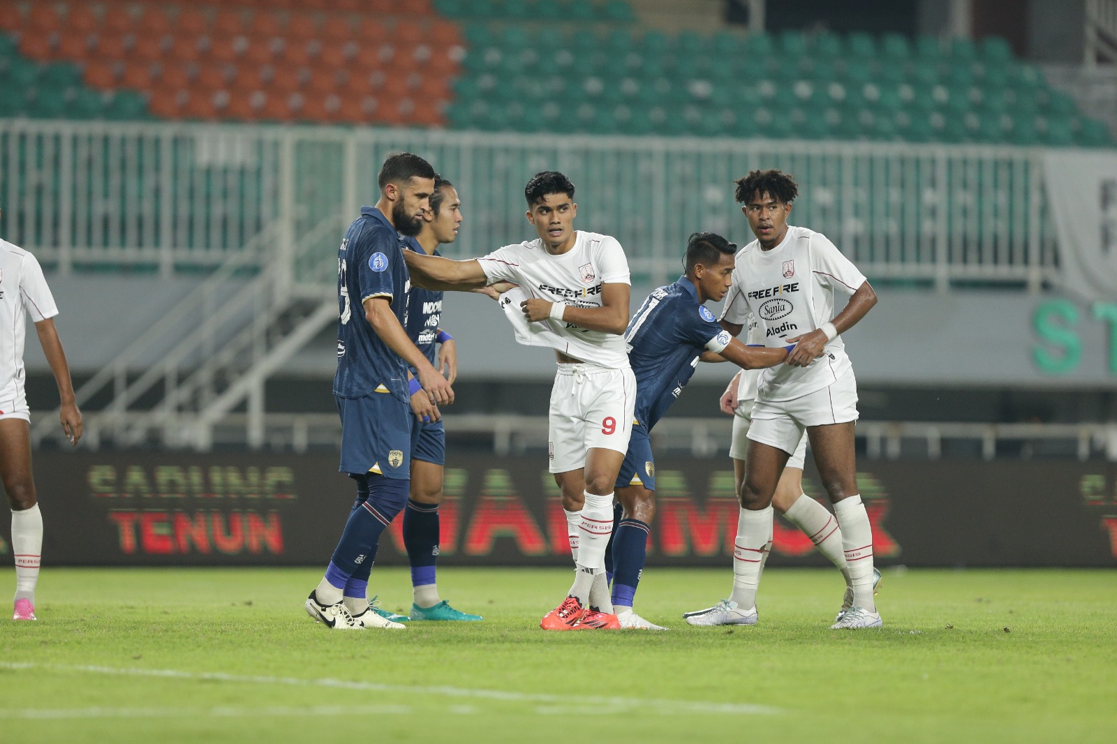 Striker Persis Solo Ramadhan Sananta dijaga ketat pemain Persita Tangerang di Stadion Pakansari,&nbsp;Minggu malam (8/12).