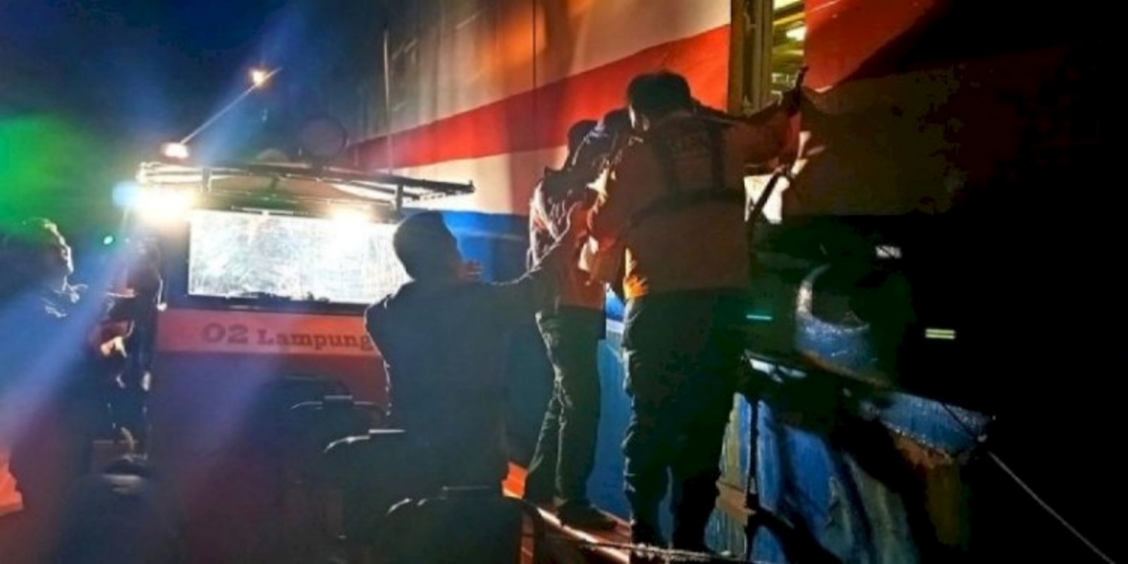 Tim SAR Gabungan melakukan evakuasi terhadap penumpang kapal KMP Jagantara yang kandas di perairan Bakauheni, Lampung Selatan, Lampung, Sabtu (7/12/2024)