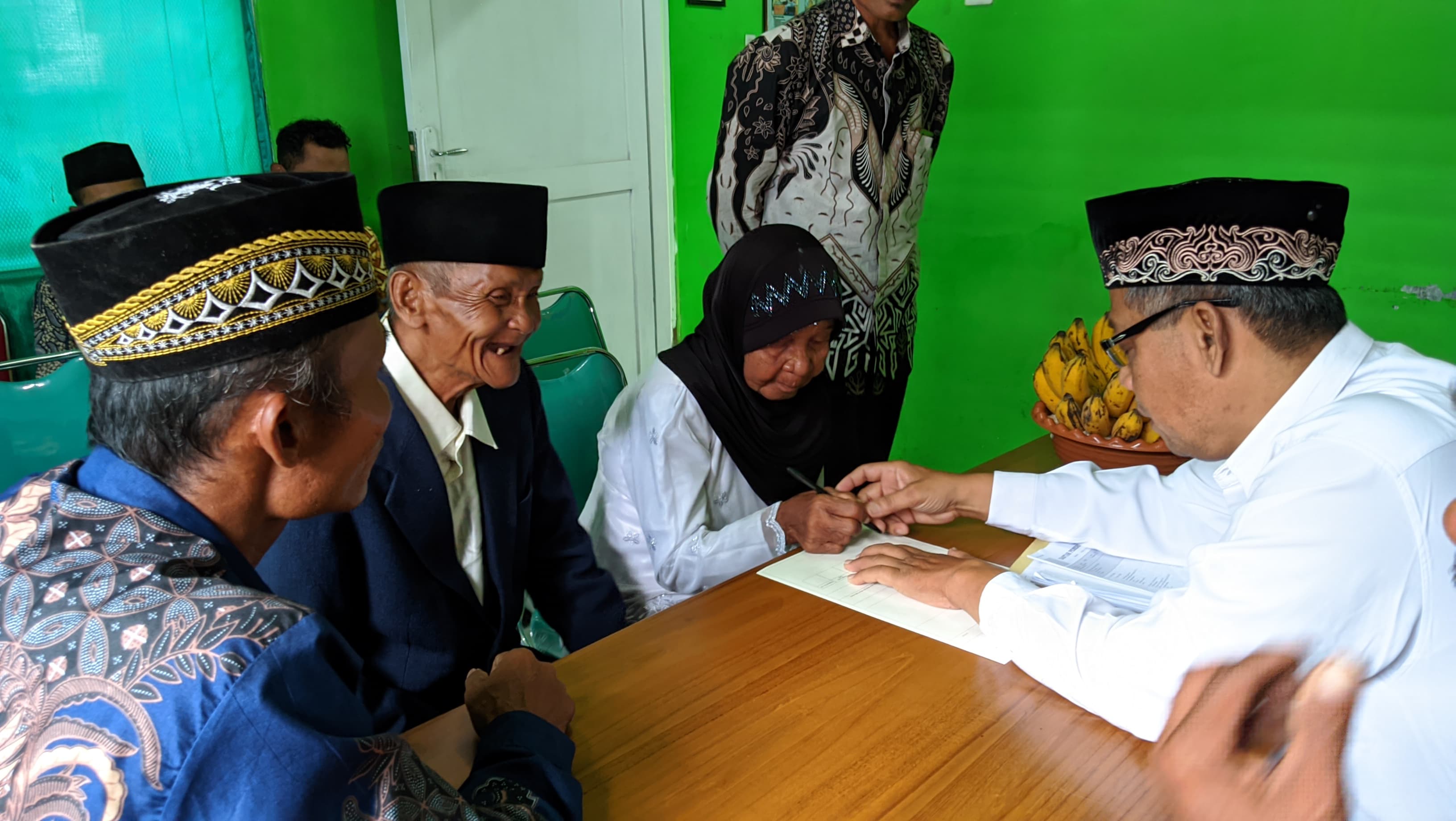 Pernikahan Ngatimin dan Satinem di KUA Kecamatan Giritontro, Wonogiri, Selasa (3/12/2024).