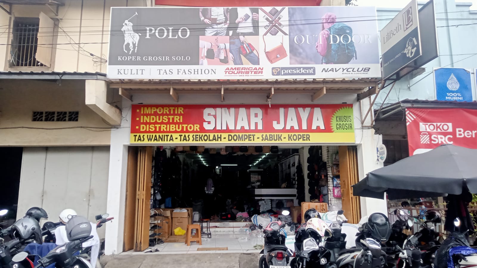 BERAGAM BRAND: Showroom Grosir Tas Sinar Jaya, kawasan Pasar Gede, Kota Solo.