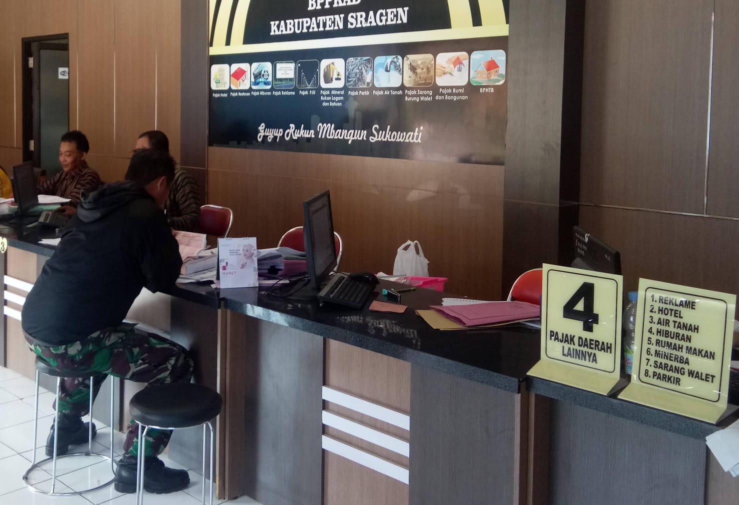 Pelayanan PBB di kantor BPKPD Sragen. (Ahmad Khairudin/Radar Solo)