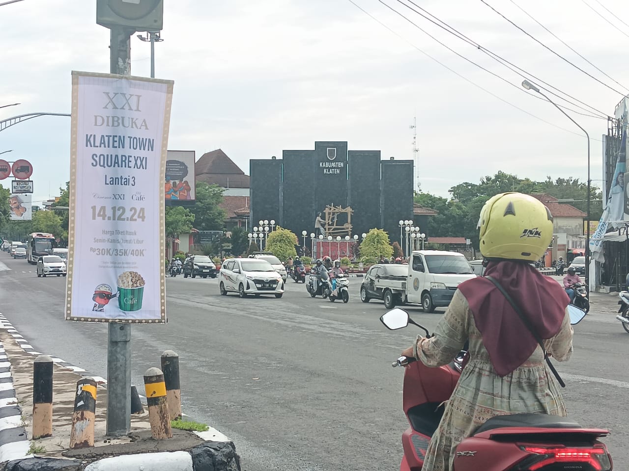 Spanduk yang menginformasikan bioskop XXI di Klatos buka pada 14 Desember 2024 di simpang empat Tegalyoso, Kecamatan Klaten Selatan. (Angga Purenda/Radar Solo)