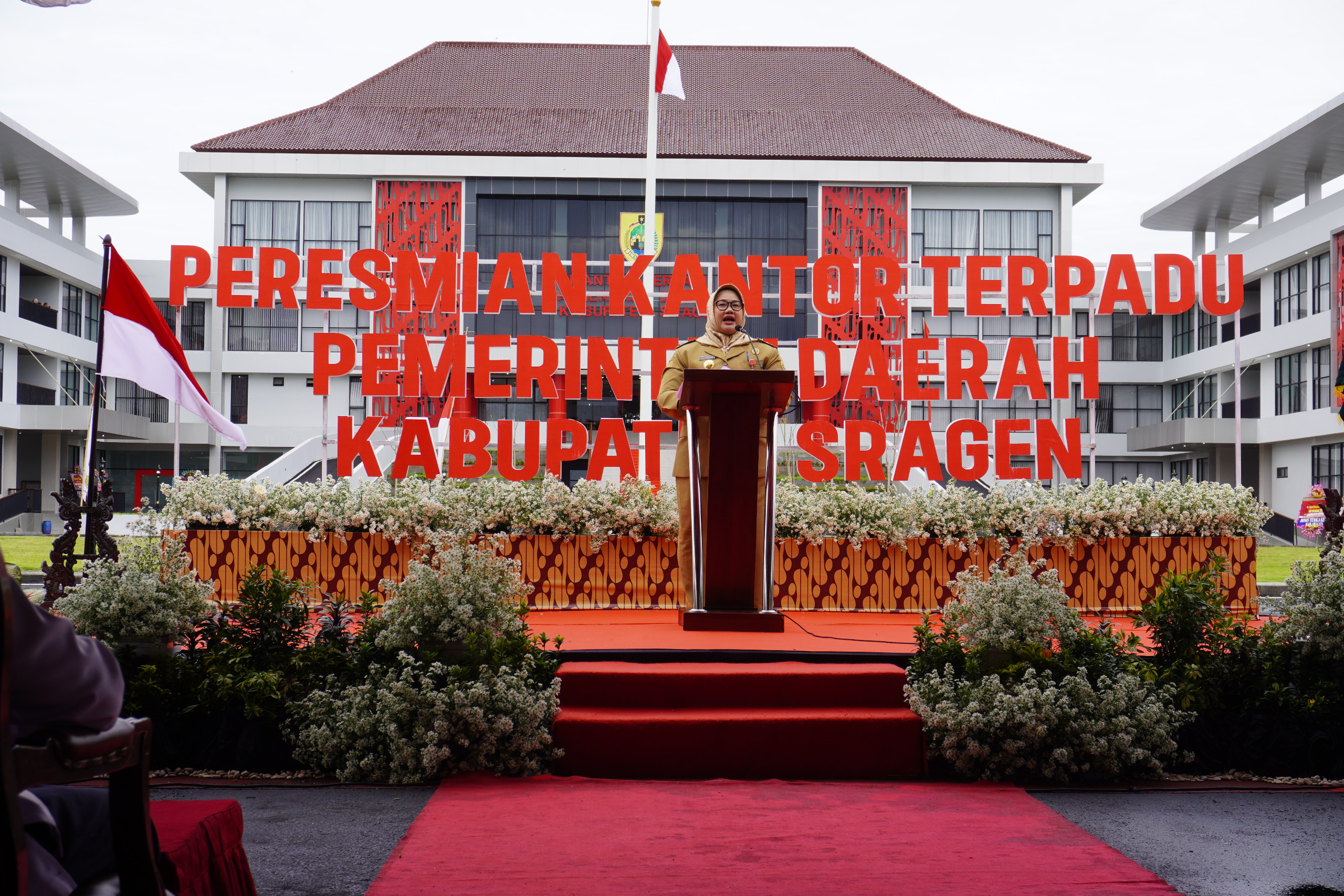 Bupati Sragen Kusdinar Untung Yuni Sukowati saat meresmikan kantor pemkab terpadu baru di Jalan Dr. Sutomo, Kelurahan Sine, Kecamatan Sragen, Senin (9/12/2024). (Ahmad Khairudin/Radar Solo)