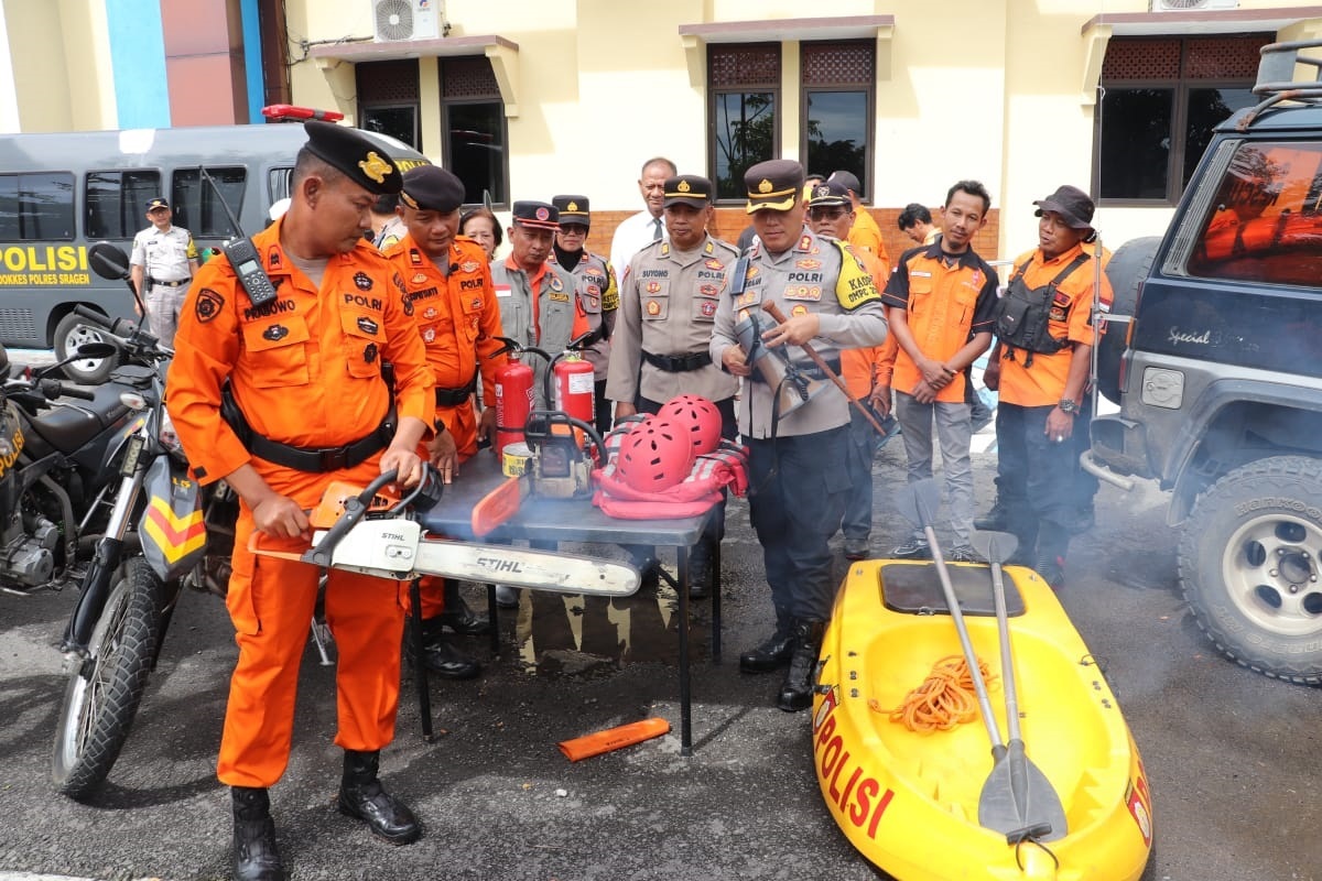 Kapolres Sragen AKBP Petrus Parningotan Silalahi (kanan) mengecek peralatan kebencanaan dalam apel kesiapsiagaan bencana, Senin (9/12/2024). (Ahmad Khairudin/Radar Solo)