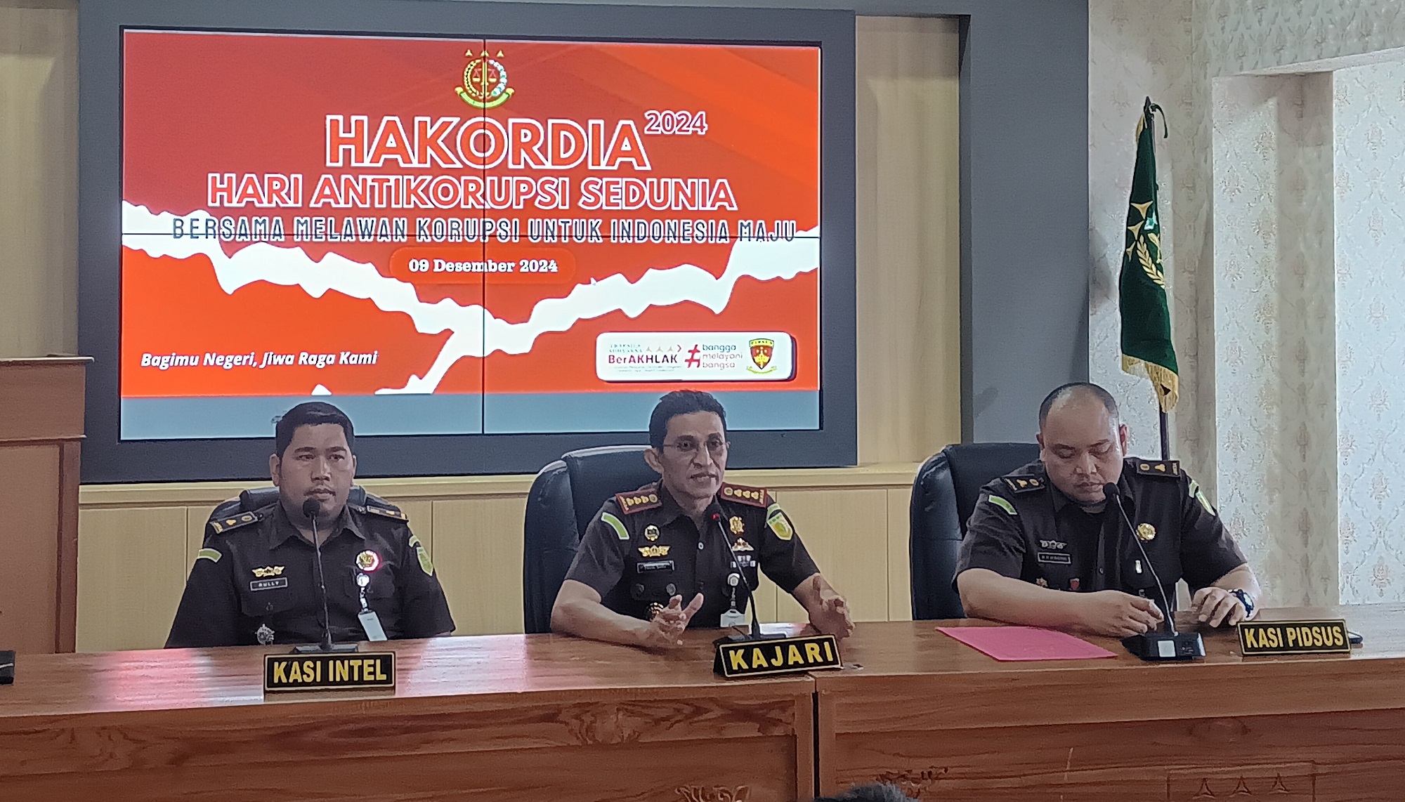 Kepala Kejari (Kajari) Klaten Faizal Banu (tengah) beberkan terkait penyelamatan uang negara. (Angga Purenda/Radar Solo)