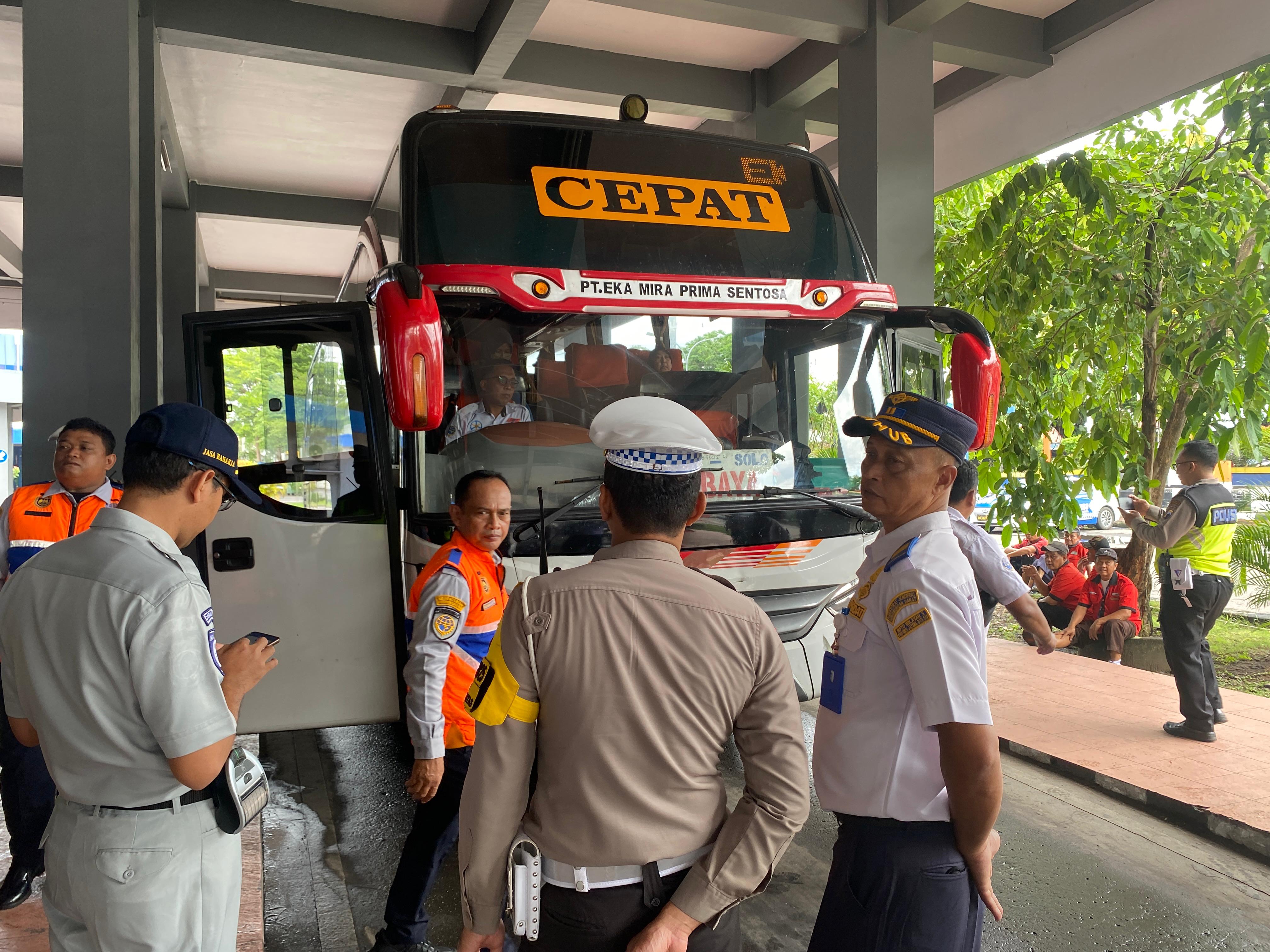 Pemeriksaan kelayakan kendaraan di Terminal Tipe A Tirtonadi, Senin (9/12) pagi.