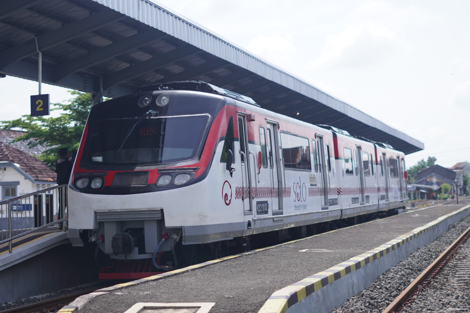 KA Batara Kresna menjadi andalan masyarakat dalam menggunakan transportasi umum.