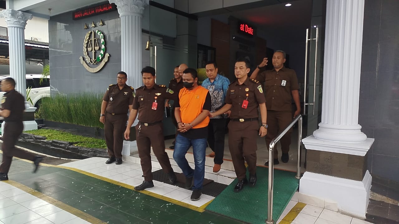 OM, mantri bank pelat merah di Wonogiri dijebloskan ke rumah tahanan pasca ditetapkan sebagai tersangka penggelapan uang nasabah senilai total Rp 3,3 miliar, Senin (9/12/2024).