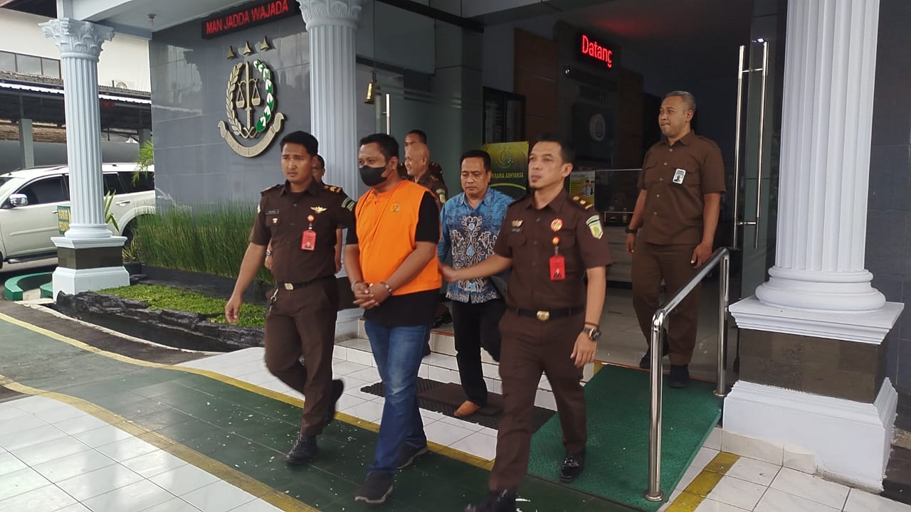 OM, mantri bank pelat merah di Wonogiri digelandang ke Rutan Wonogiri setelah ditetapkan sebagai tersangka penggelapan uang nasabah senilai Rp 3,3 miliar.