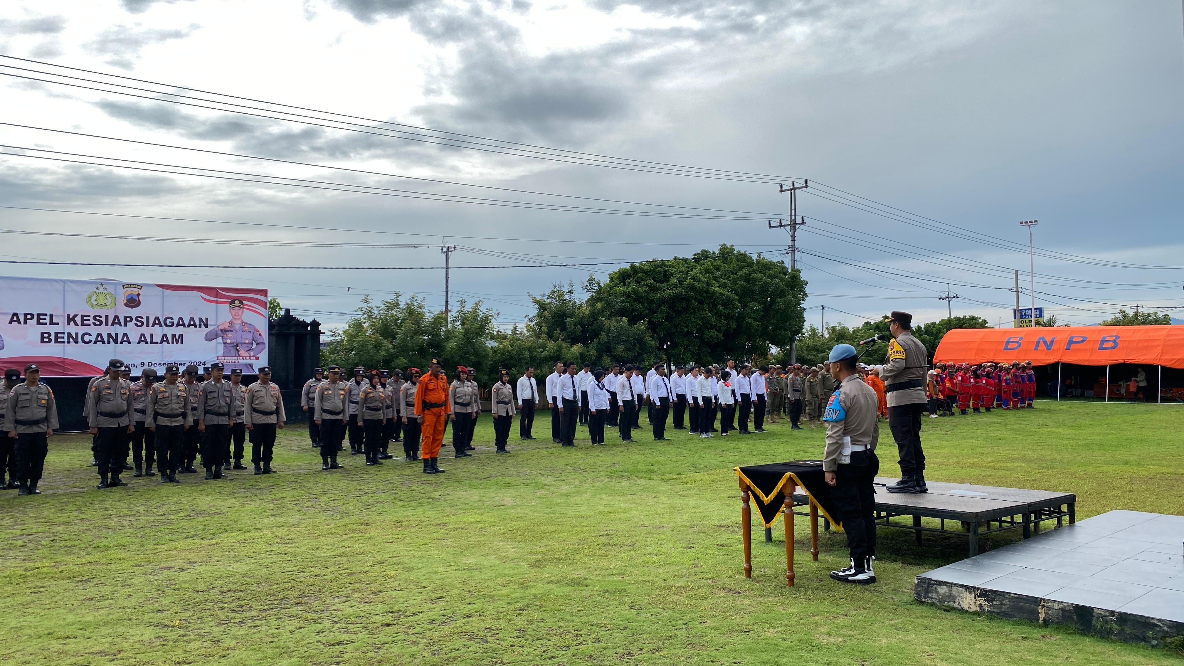 Kapolres Klaten AKBP Warsono (kanan) memimpin apel keseiapsiagaan bencana alam, Selasa (10/12/2024). (Angga Purenda/Radar Solo)