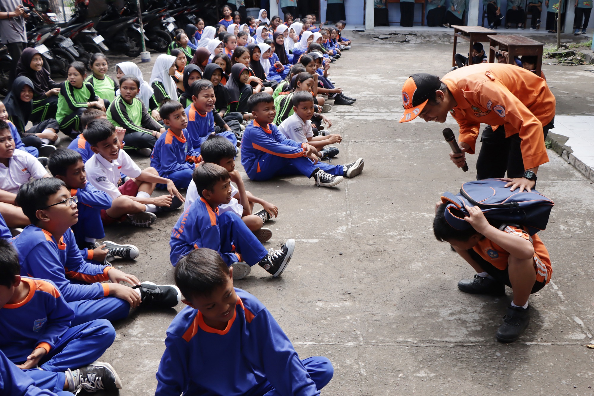 Siswa SDN Begalon I, Laweyan, Solo, mengikuti pembekalan menghadpai bencana gempa di halaman sekolah setempat, kemarin (10/12). (Arief Budiman/Radar Solo)