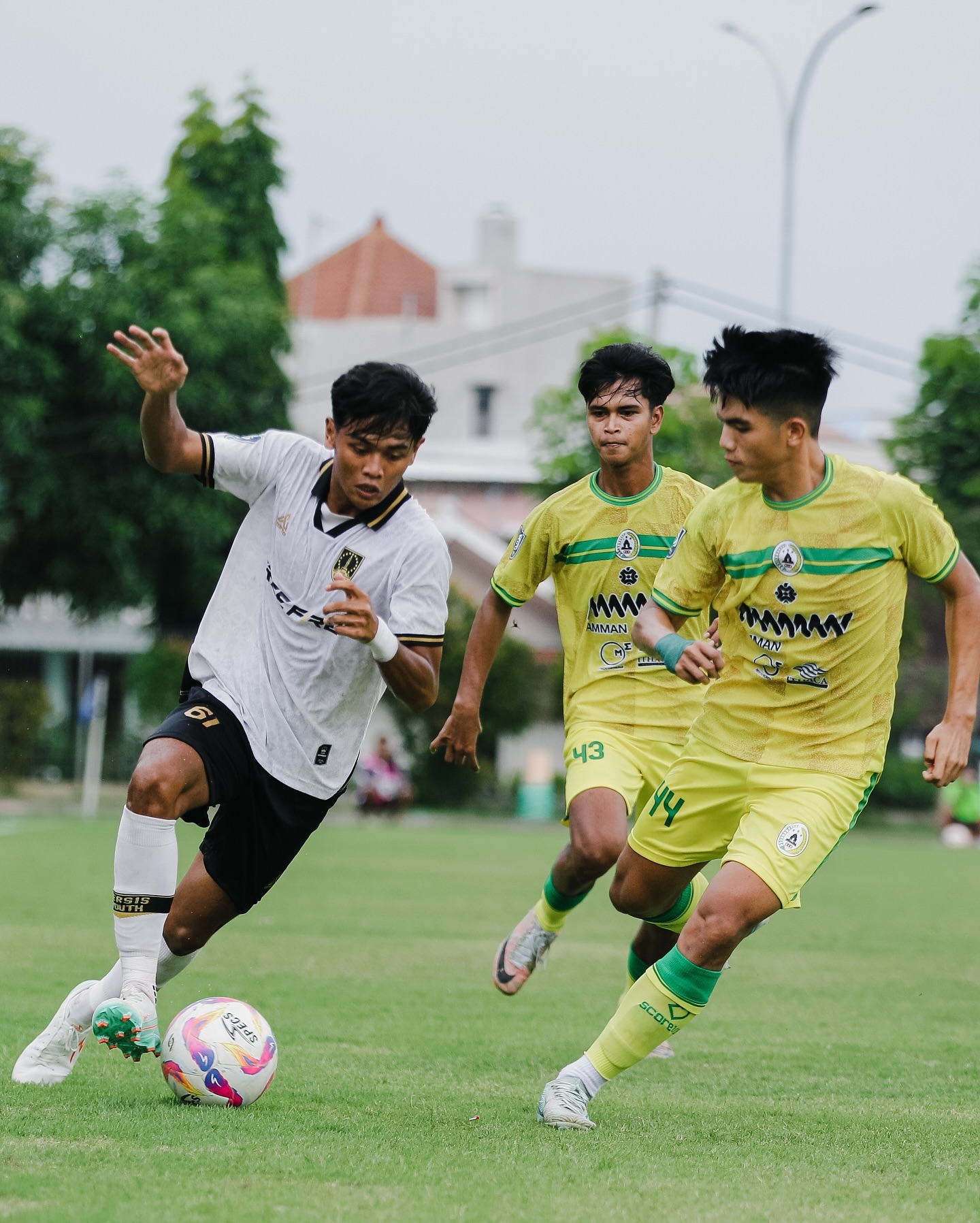 SARAT GENGSI: Laga Persis Solo melawan PSS Sleman di Stadion Mini Surakarta (8/12).