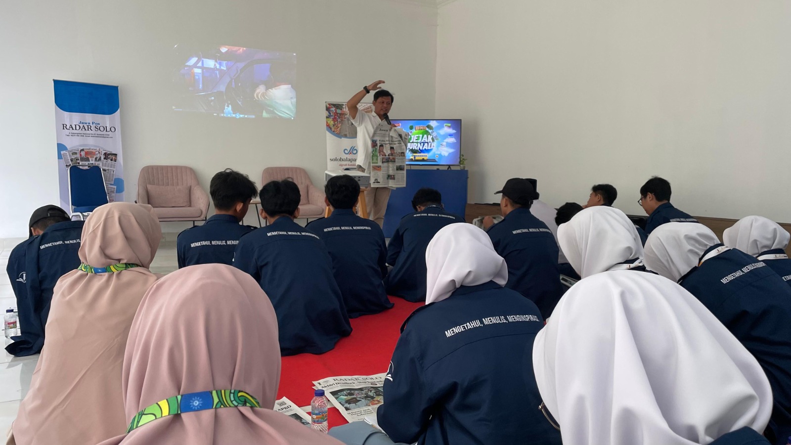 Pemimpin Redaksi Jawa Pos Radar Solo Kabun Triyatno memberikan pelatihan jurnalistik ke siswa MA Darul Ihsan Muhammadiyah Sragen, Senin (9/12).
