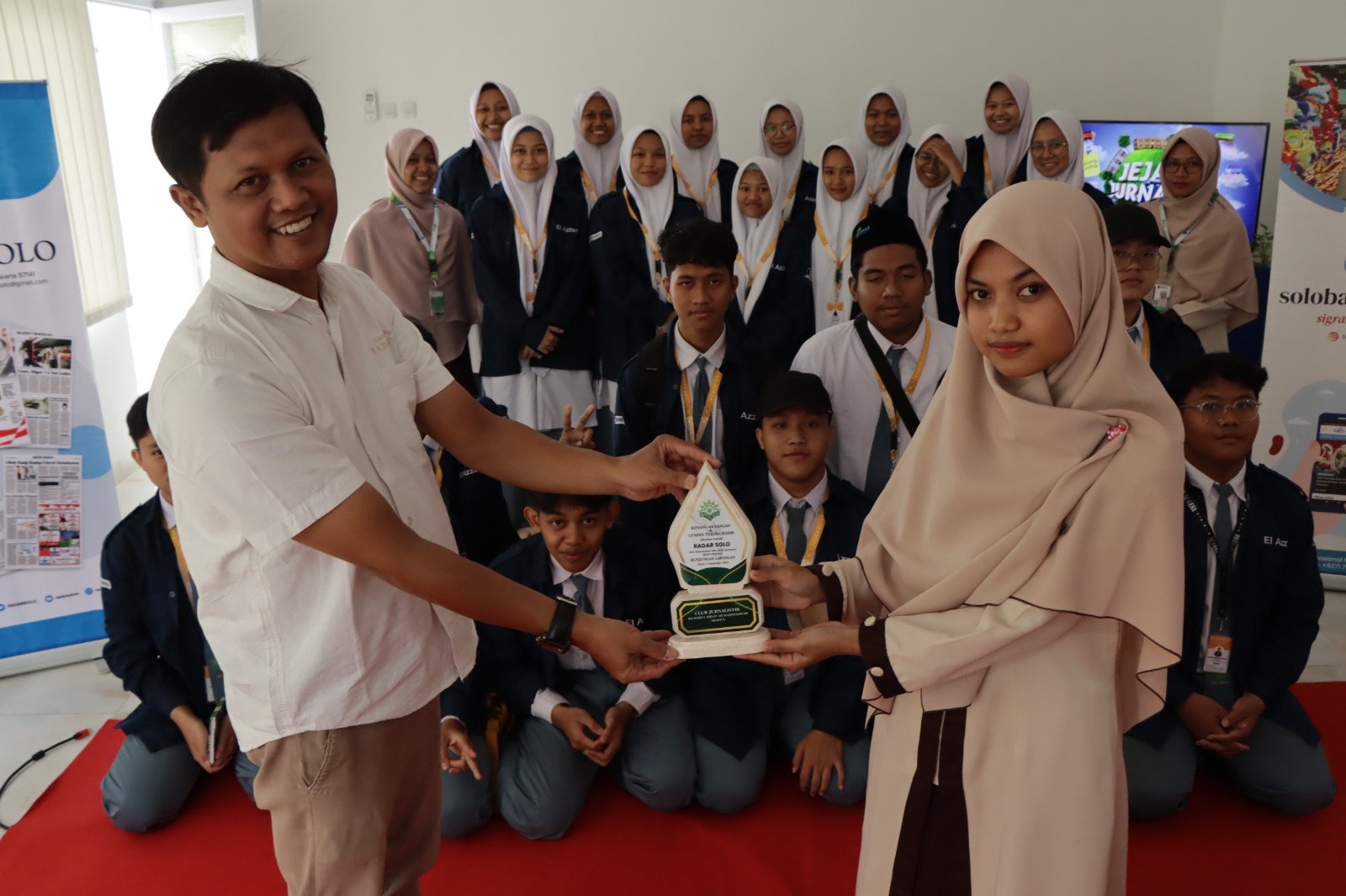 Siswa MA Darul Ihsan Muhammadiyah Sragen (Dimsa) memberikan cenderamata