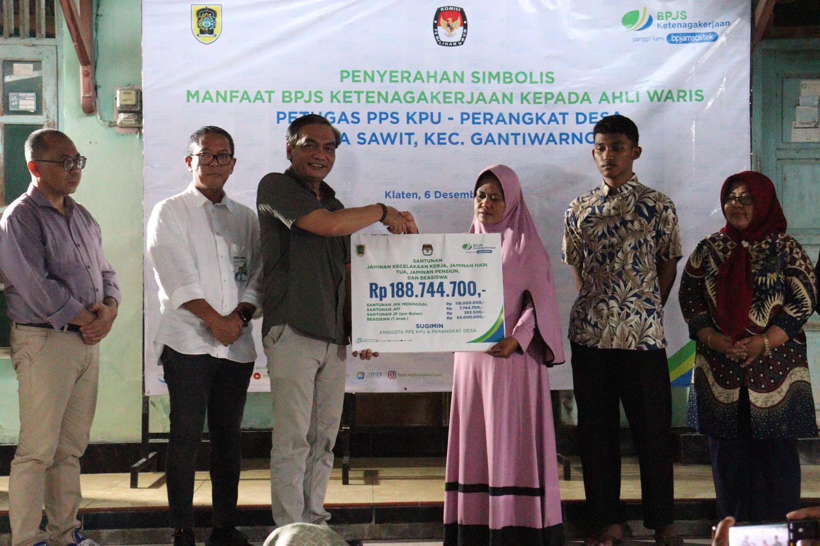Penyerahan santunan kepada keluarga mendiang Sugimin di Desa Sawit, Kecamatan Gantiwarn. (Angga Purenda/Radar Solo)