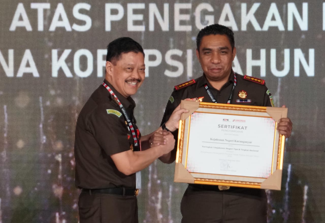Kepala Kejaksaan Negeri Karanganyar Roberth Jimmy Lambila (kanan) menerima penghargaan dalam peringatan Hakordia 2024 di gedung KPK Jakarta, Senin (9/12/2024). (Dokumentasi Pribadi)