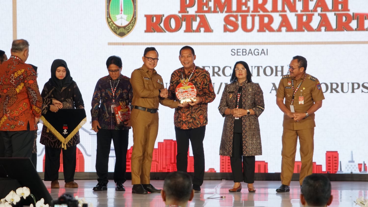 Walikota Solo Teguh Prakosa terima penghargaan dari KPK dalam peringatan Hari Anti Korupsi Sedunia 2024 di Gedung Merah Putih KPK, Jakarta, Senin (9/12/2024).