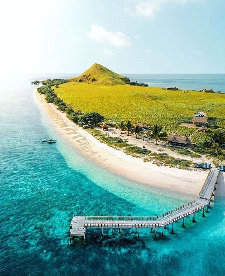 Suasana yang ditawarkan di Pulau Kanawa, Labuan Bajo, NTT.