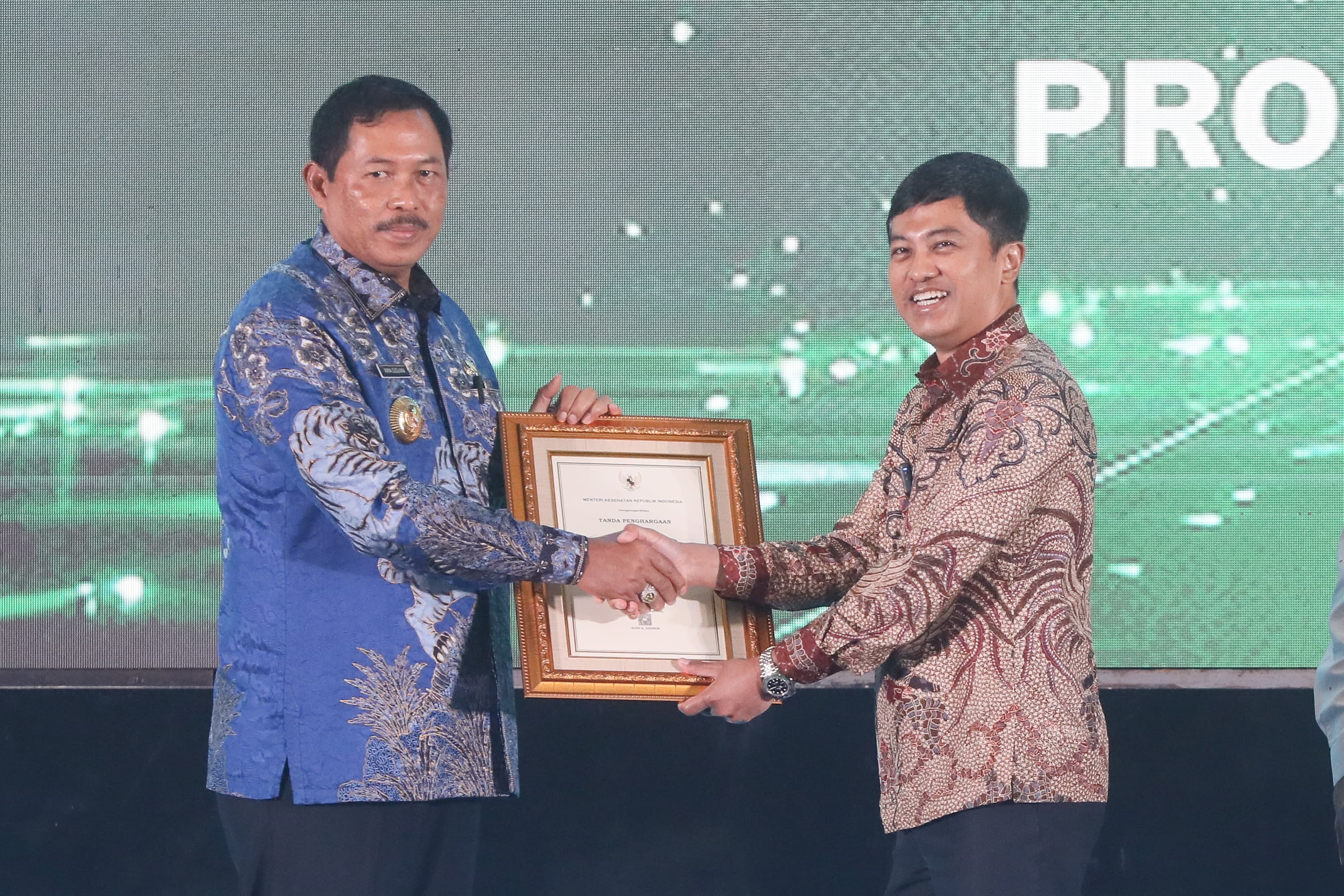 Wakil Menteri Kesehatan Dante Saksono Harbuwono serahkan penghargaan STBM kepada Pj Gubernur Jawa Tengah Nana Sudjana di Hotel St Regis, Jakarta, Selasa (10/12/2024).