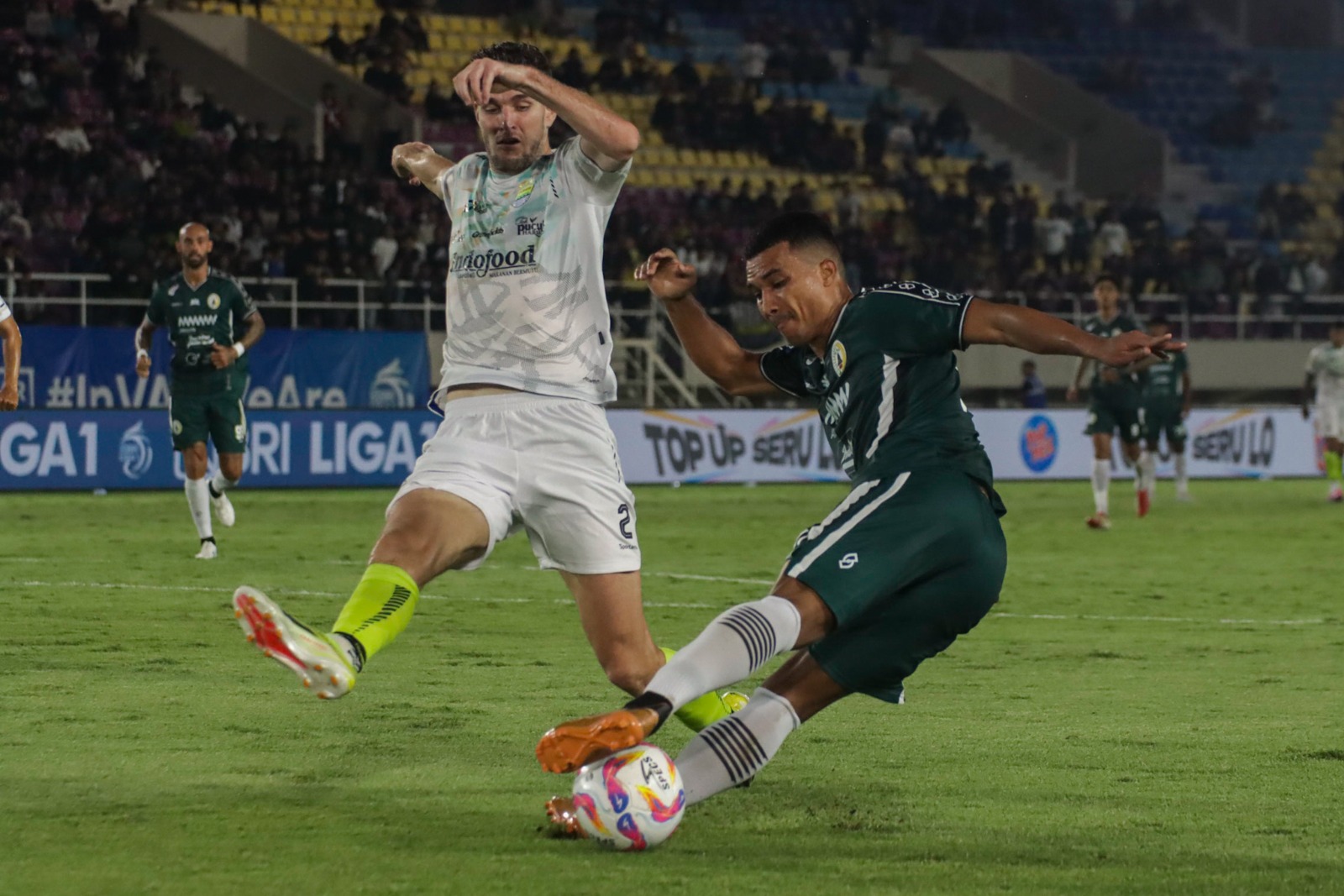 BERJIBAKU: Laga PSS Sleman melawan Persib Bandung di Stadion Manahan, 9 Desember.