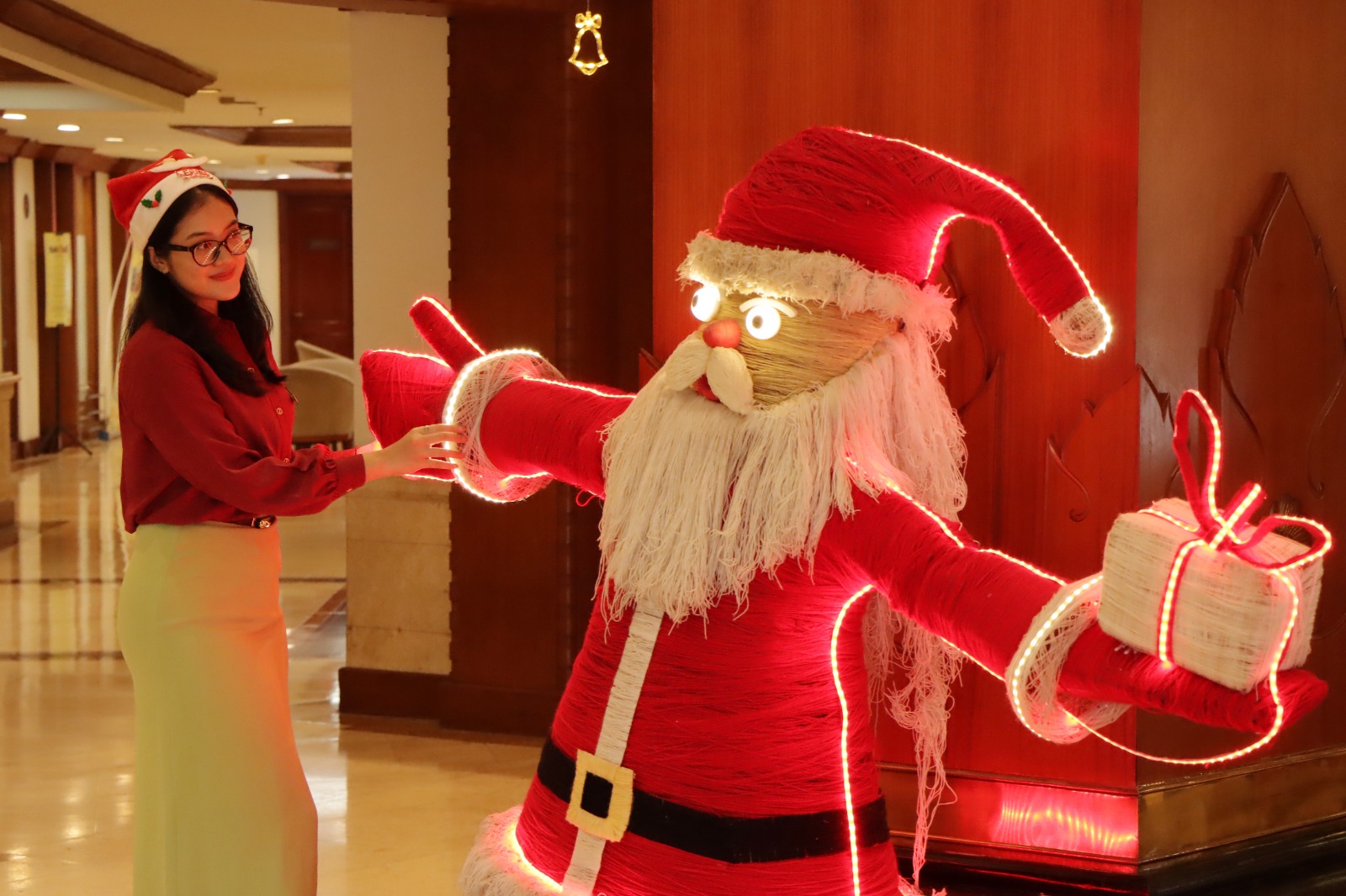 Instalasi patung santa claus untuk menyambut Natal dan tahun baru di The sunan Hotel Solo