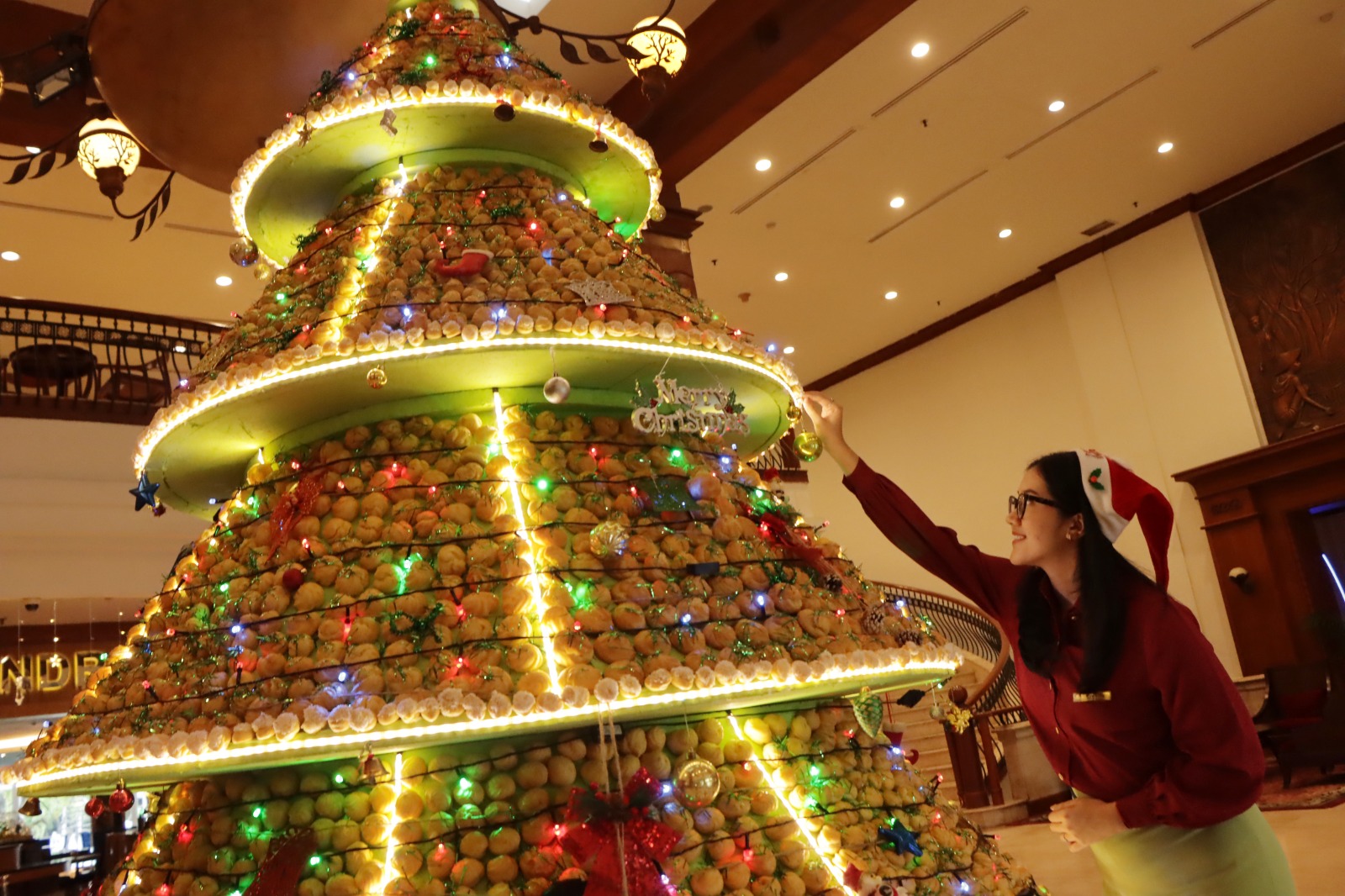 The Sunan Hotel Solo membuat pohon natal dari kue sus.